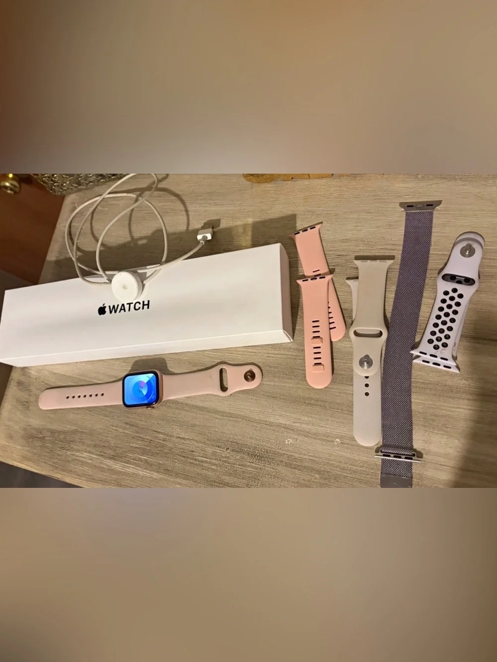 Apple Watch SE comes with Bands with Charger